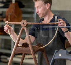 Стул с подлокотниками Circle Dining Chair Стул с подлокотниками Circle Dining Chair фабрика Overgaard & Dyrman