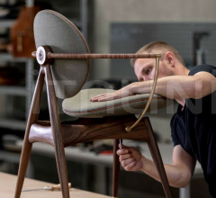 Стул с подлокотниками Circle Dining Chair Стул с подлокотниками Circle Dining Chair фабрика Overgaard & Dyrman