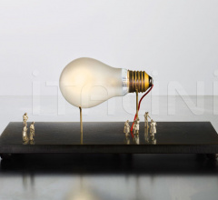 Настольный светильник I Ricchi Poveri - Monument for a Bulb Настольный светильник I Ricchi Poveri - Monument for a Bulb фабрика Ingo Maurer