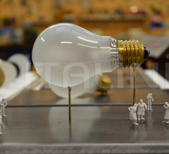 Настольный светильник I Ricchi Poveri - Monument for a Bulb Настольный светильник I Ricchi Poveri - Monument for a Bulb фабрика Ingo Maurer