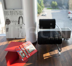 Столик Diana F Side Table Столик Diana F Side Table фабрика ClassiCon
