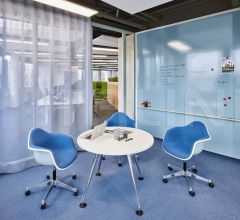 Кресло Eames Plastic Armchair PACC Кресло Eames Plastic Armchair PACC фабрика Vitra