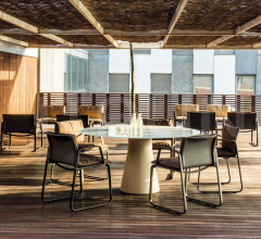 Итальянские Уличная мебель - Стул с подлокотниками Aire Outdoor SO1280 фабрика Andreu World