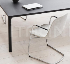 Стул с подлокотниками Eyes Cantilever Armchair Стул с подлокотниками Eyes Cantilever Armchair фабрика Fredericia