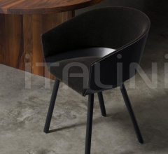 Стул с подлокотниками HOUDINI Стул с подлокотниками HOUDINI фабрика E15