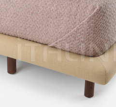 Кровать FRAME BED WITH ARMS фабрика De La Espada