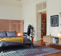 Кровать DUBOIS BED TALL HEADBOARD WITH BEDSIDE TABLES Кровать DUBOIS BED TALL HEADBOARD WITH BEDSIDE TABLES фабрика De La Espada