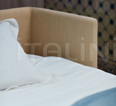 Кровать FRAME BED WITH ARMS фабрика De La Espada