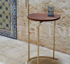 Столик HANDLE SIDE TABLE Столик HANDLE SIDE TABLE фабрика De La Espada