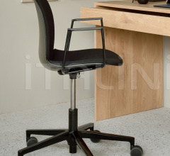 Кресло RBM Noor office chair - with armrest - black Кресло RBM Noor office chair - with armrest - black фабрика Ethnicraft