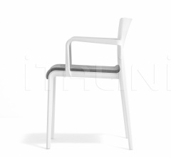 Стул с подлокотниками Volt 676/2 Стул с подлокотниками Volt 676/2 фабрика Pedrali