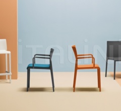 Стул с подлокотниками Volt 676/2 Стул с подлокотниками Volt 676/2 фабрика Pedrali