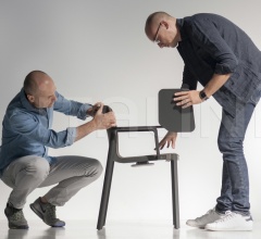 Стул с подлокотниками LP features фабрика Kristalia