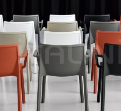 Стул с подлокотниками LP features фабрика Kristalia