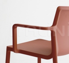 Стул с подлокотниками LP features фабрика Kristalia