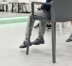 Стул с подлокотниками LP padded фабрика Kristalia