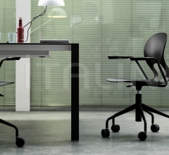 Кресло Pikaia with Castors фабрика Kristalia