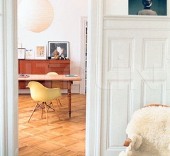 Стул с подлокотниками Eames Plastic Armchair DAW Стул с подлокотниками Eames Plastic Armchair DAW фабрика Vitra