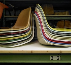 Стул с подлокотниками Eames Plastic Armchair DAW Стул с подлокотниками Eames Plastic Armchair DAW фабрика Vitra