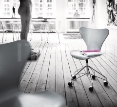 Кресло SERIES 7™ фабрика Fritz Hansen