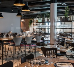 Итальянские Рестораны/Бары - Барный стул SERIES 7™ фабрика Fritz Hansen