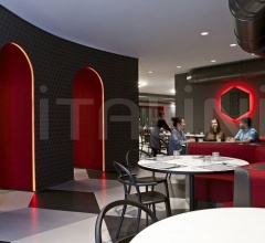 Стул Generic C Стул Generic C фабрика Kartell