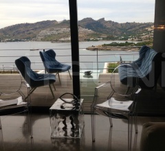 Стул с подлокотником Louis Ghost фабрика Kartell