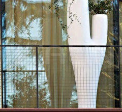 Кашпо Missed Tree фабрика Serralunga