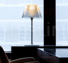 Итальянские Настольные светильники - Настольный светильник Romeo Moon T Итальянские Настольные светильники - Настольный светильник Romeo Moon T фабрика Flos