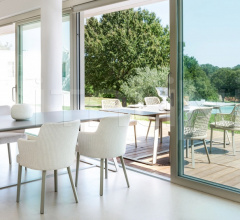 Стул с подлокотниками EMMA DINING ARMCHAIR Стул с подлокотниками EMMA DINING ARMCHAIR фабрика Varaschin