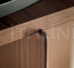 Книжный стеллаж Turner фабрика Poltrona Frau