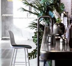 Барный стул MANI PLASTIC ST-4L-PLUS Барный стул MANI PLASTIC ST-4L-PLUS фабрика Arrmet