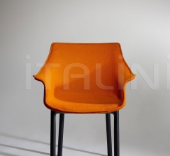 Стул с подлокотниками Draped Chair фабрика Porro