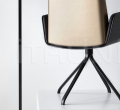 Стул с подлокотниками Hug Стул с подлокотниками Hug фабрика Punt