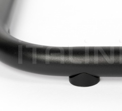 Стул с подлокотниками Thirsty фабрика Zuiver