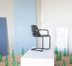 Стул с подлокотниками Thirsty фабрика Zuiver