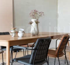 Стул с подлокотниками Fab фабрика Zuiver