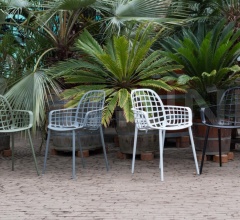 Стул с подлокотниками Albert Kuip Garden фабрика Zuiver