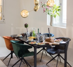 Стул с подлокотниками Mia фабрика Zuiver