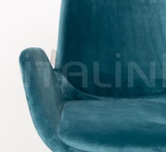 Стул с подлокотниками Brit фабрика Zuiver