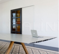 Итальянские Столы для конференц зала - Стол обеденный Table B Cable Management Итальянские Столы для конференц зала - Стол обеденный Table B Cable Management фабрика BD Barcelona Design