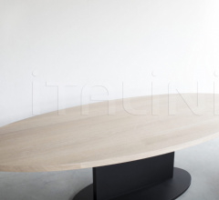 Стол обеденный OPIUM OVAL TABLE WITH BRASS DETAIL Стол обеденный OPIUM OVAL TABLE WITH BRASS DETAIL фабрика Van Rossum